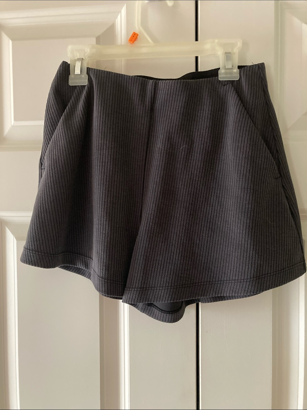 Lululemon Softstreme ribbed athletic shorts women’s size 4 dark gray pockets